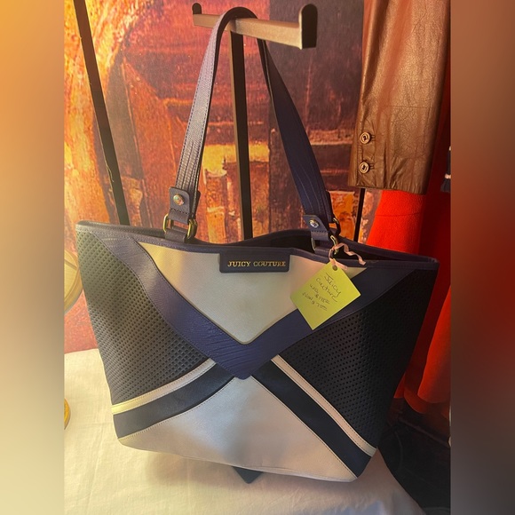 Juicy Couture - Picture 1 of 5